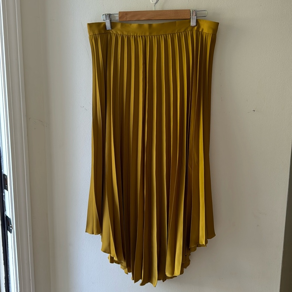 Banana republic gold/mustard pleated skirt